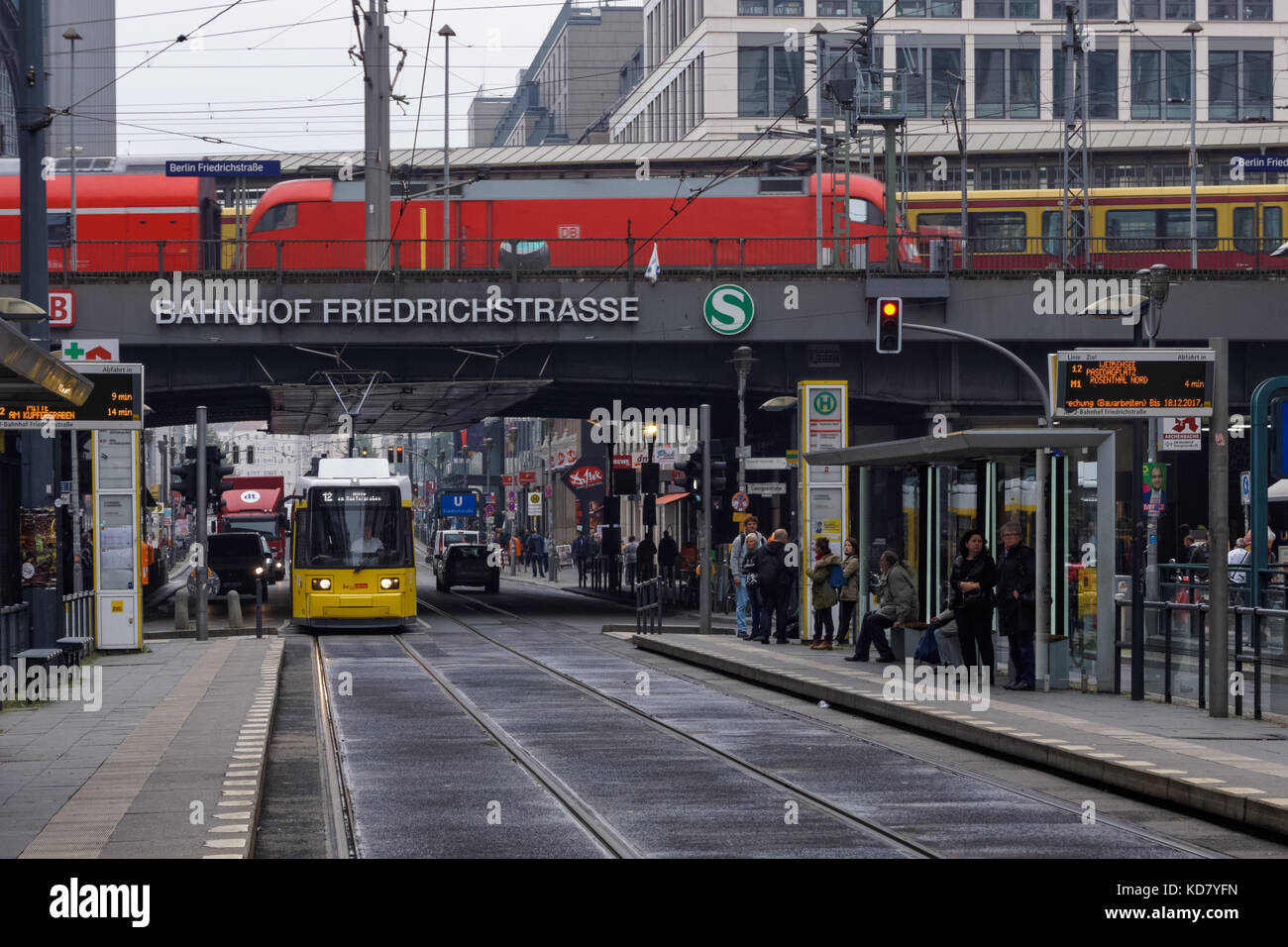 Moderne Straßenbahnen in der Nähe Bahnhof Friedrichstraße in Berlin, Deutschland Stockfoto
