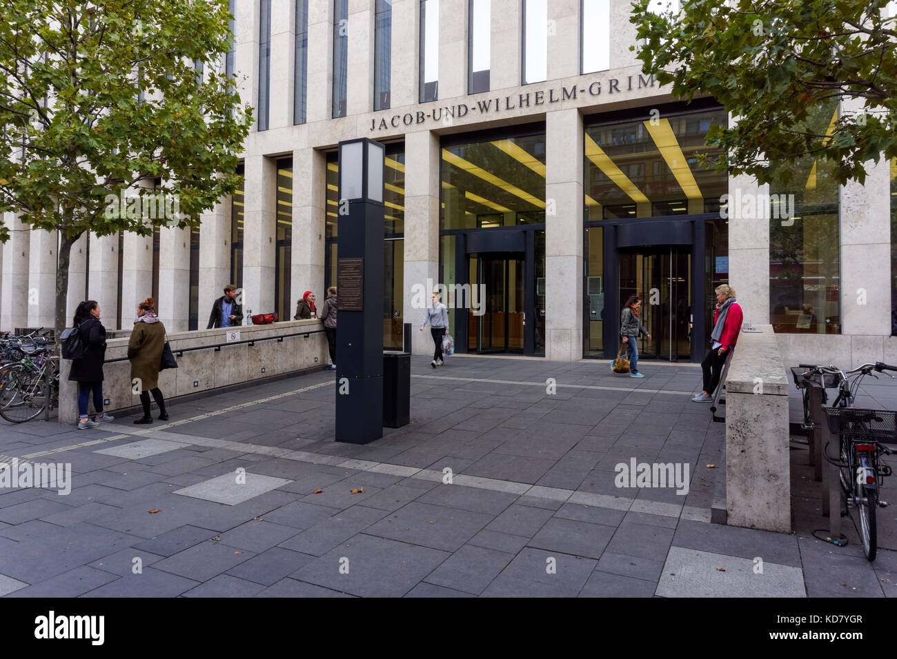 Eingang an die Humboldt-Universität Bibliothek, Jacob-und-Wilhelm-Grimm-Zentrum, Berlin, Deutschland Stockfoto