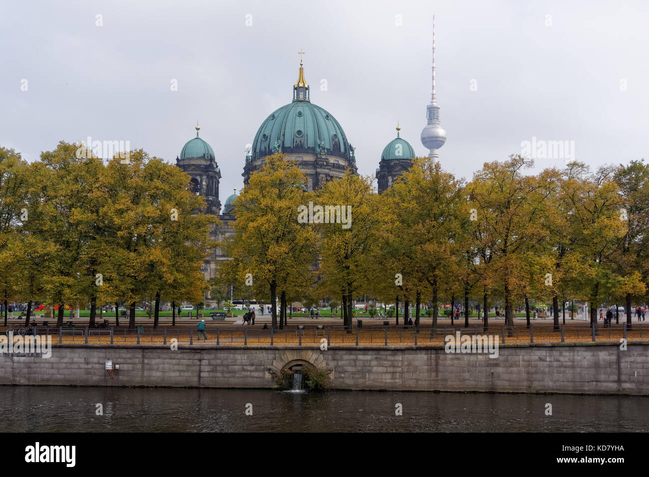 Berliner Dom und Fernsehturm über den Lustgarten Park in Berlin gesehen, Deutschland Stockfoto