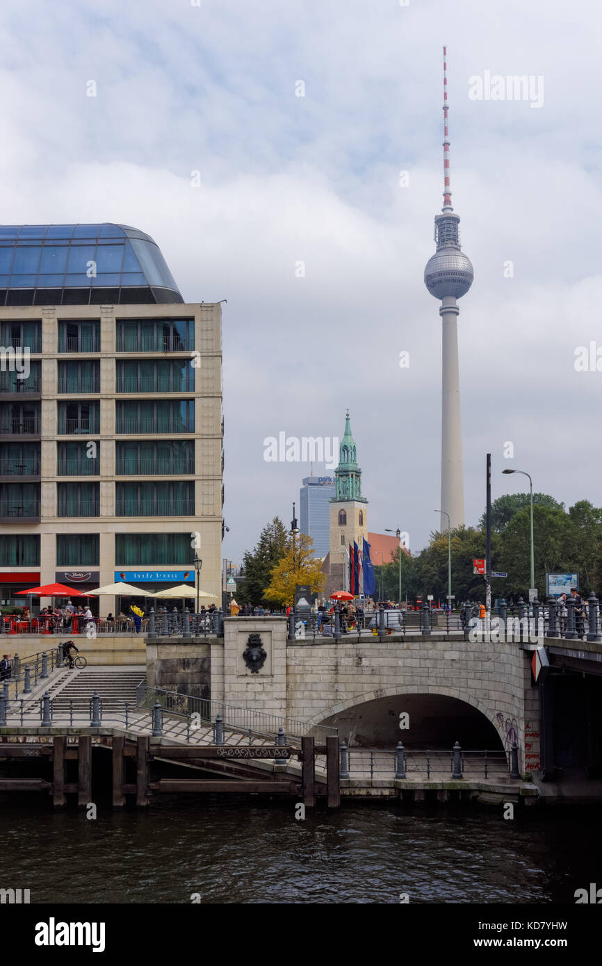 Der Spree mit dem Fernsehturm im Hintergrund, Berlin, Deutschland Stockfoto