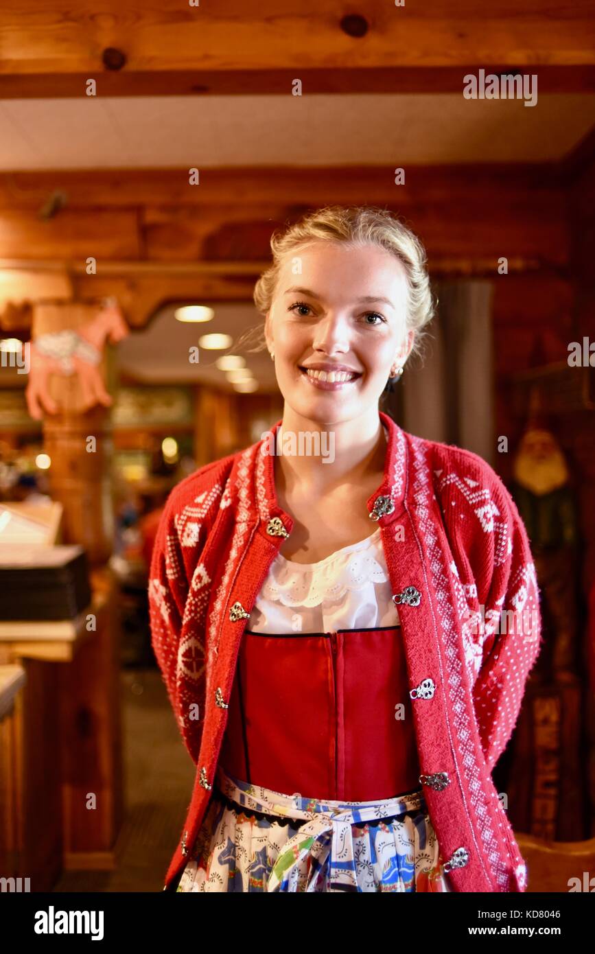 Lächelnde schwedische Kellnerin begrüßt die Restaurantgäste vor der Haustür von Al Johnson's Swedish Restaurant, Sister Bay, Door County, Wisconsin. Stockfoto