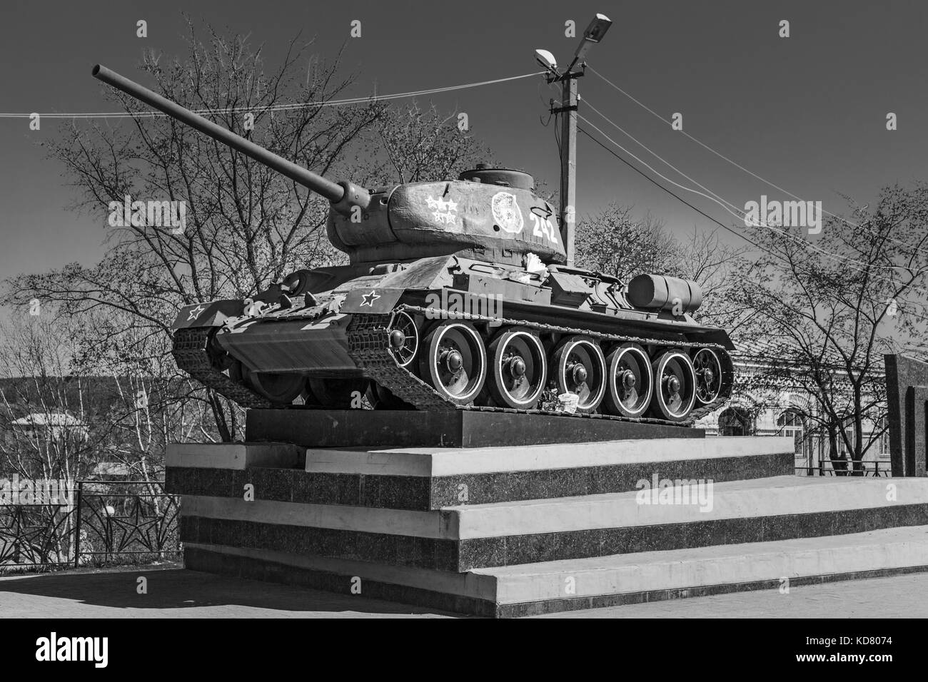 Kungurer, Perm, Russland - sowjetische T-34-Panzer aus dem Zweiten Weltkrieg Ära auf Anzeige auf einem Sockel auf dem Siegesplatz (Ploschtschad Pobedy), in Schwarz und Weiß Stockfoto