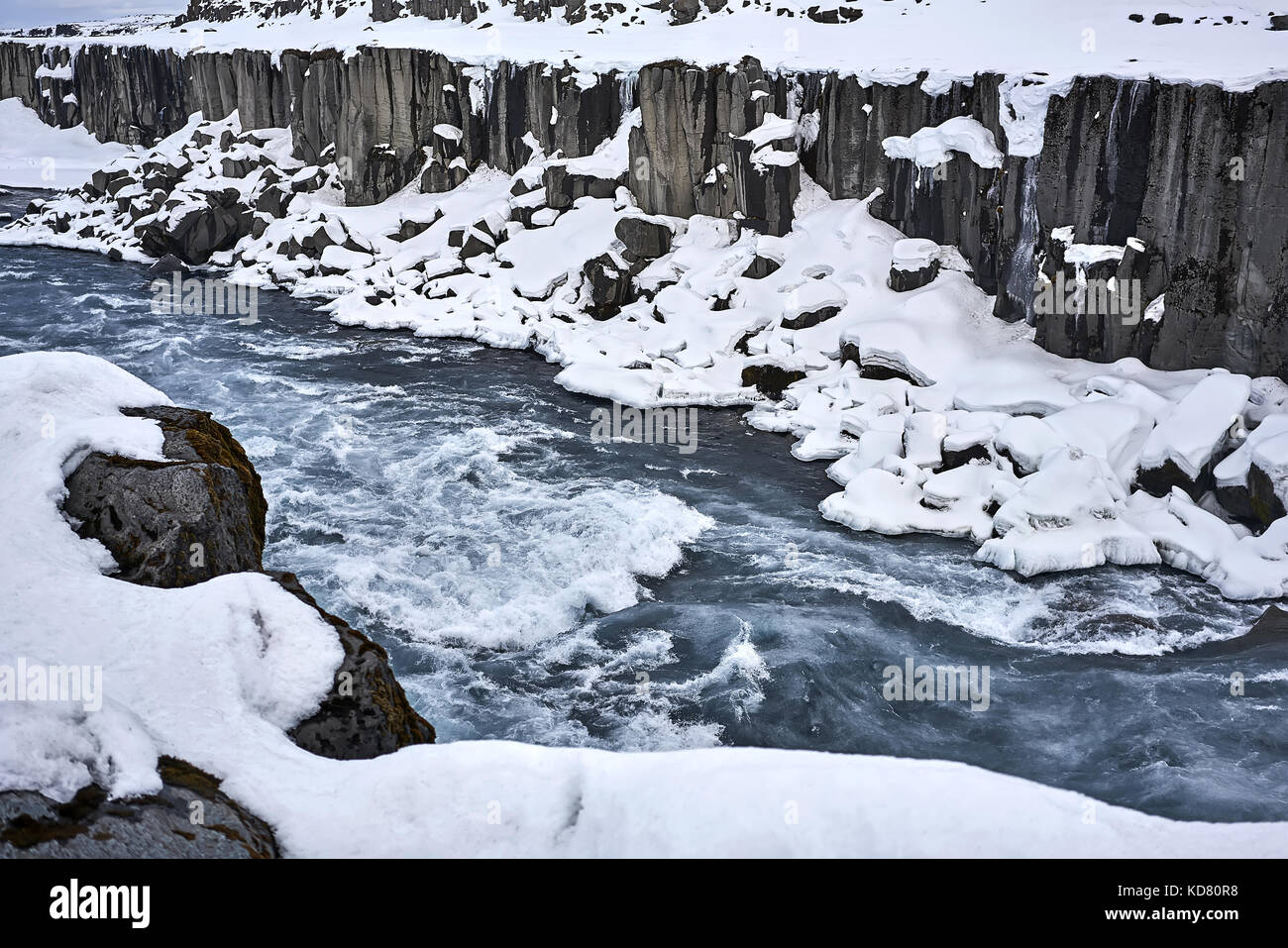 Isländische Landschaft mit groben Fluss Stockfoto