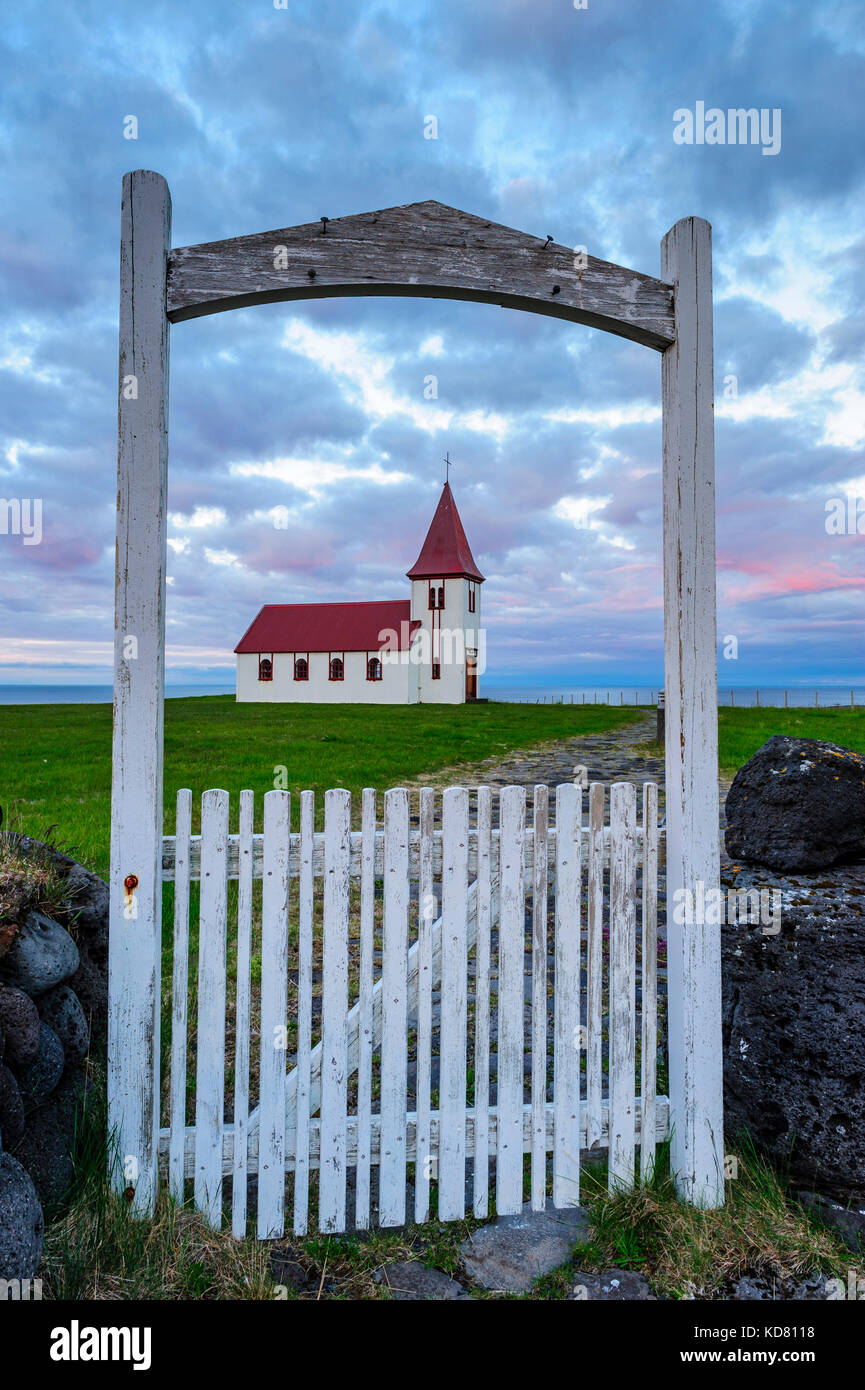 Hellnar Kirche durch die vorderen weißen Tor um Mitternacht gerahmt, Sommer, Mitternachtssonne, Halbinsel Snaefellsnes, Island, Europa. Stockfoto