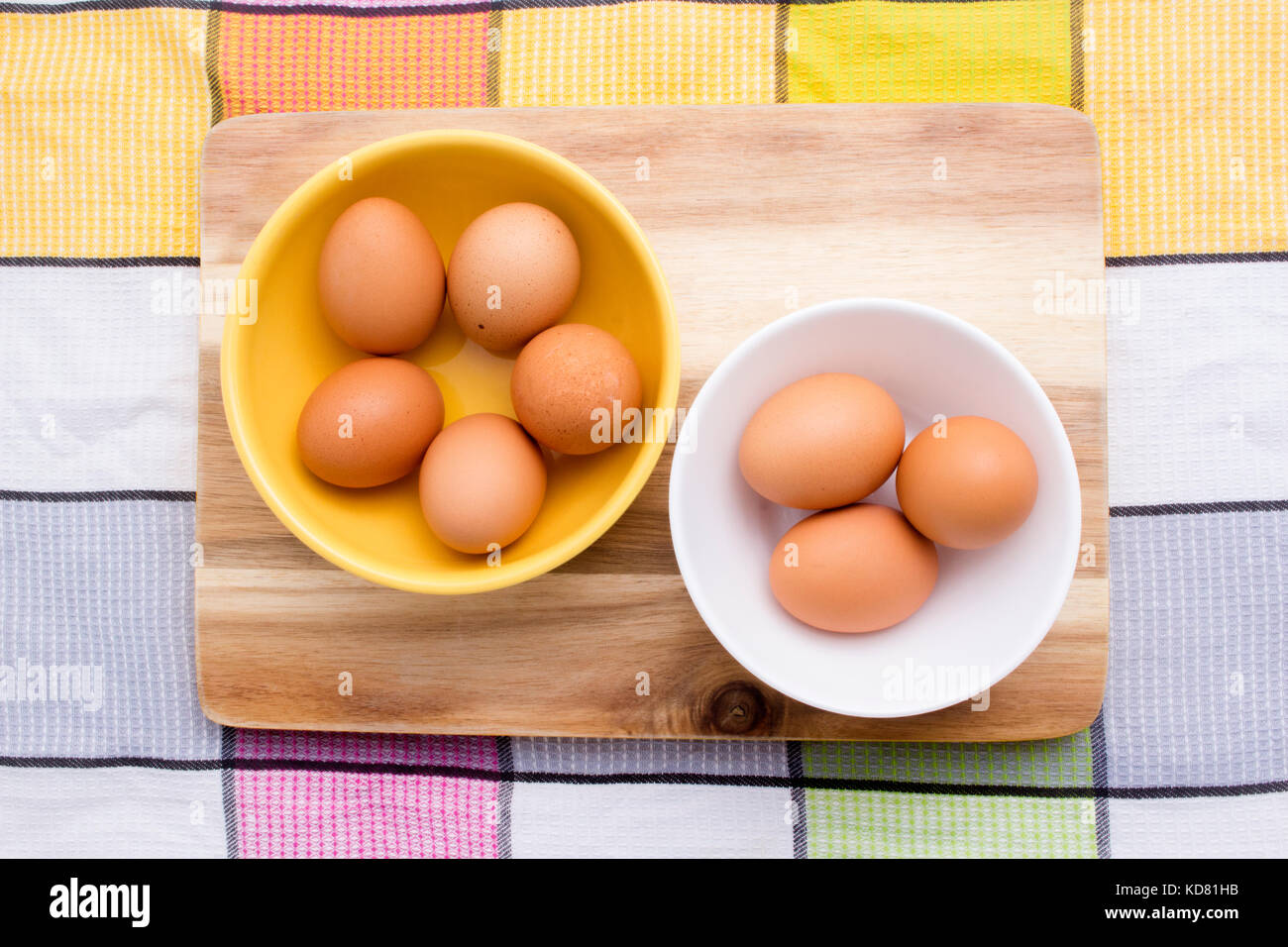 Ei, braune Eier in Weiß Platte auf Holzbrett und Küche Tuch, Ansicht von oben Stockfoto