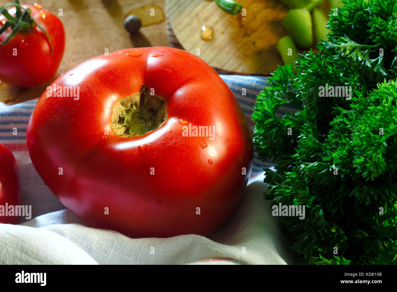 Mediterranes Essen und Trinken gesunder Lebensstil Konzept: Italienische Kräuter Gemüse. Tomaten und Petersilie auf Holz- Hintergrund Stockfoto