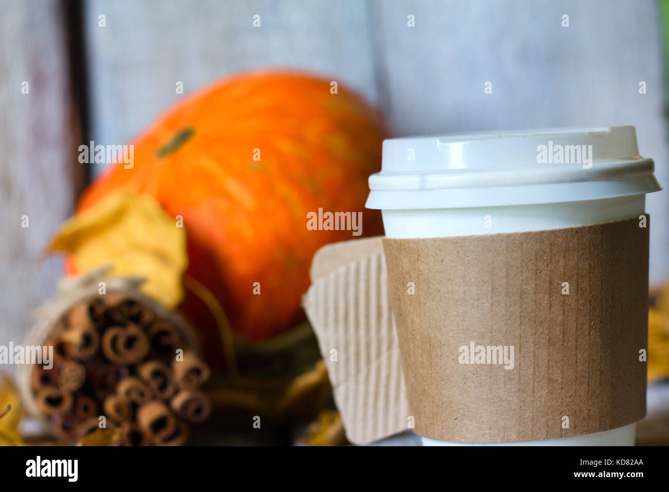 Kaffee, Blätter im Herbst auf hölzernen Hintergrund. Konzept Herbst. Stockfoto