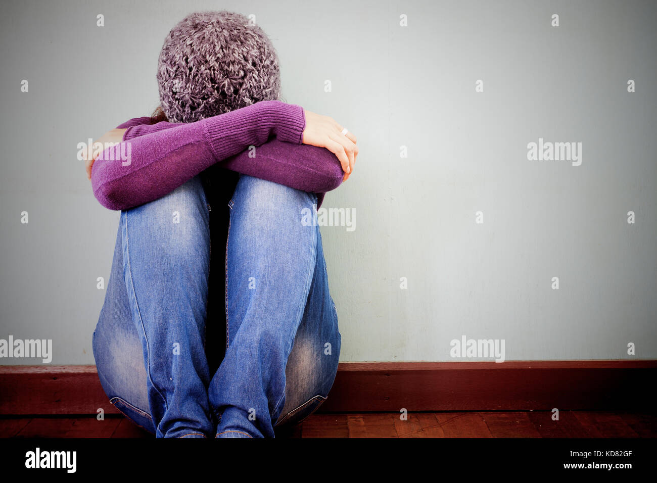 Traurige Frau Hug ihre Knie und Geschrei in Zimmer, Depression Frau, dunklen Ton farbe Filter Stockfoto