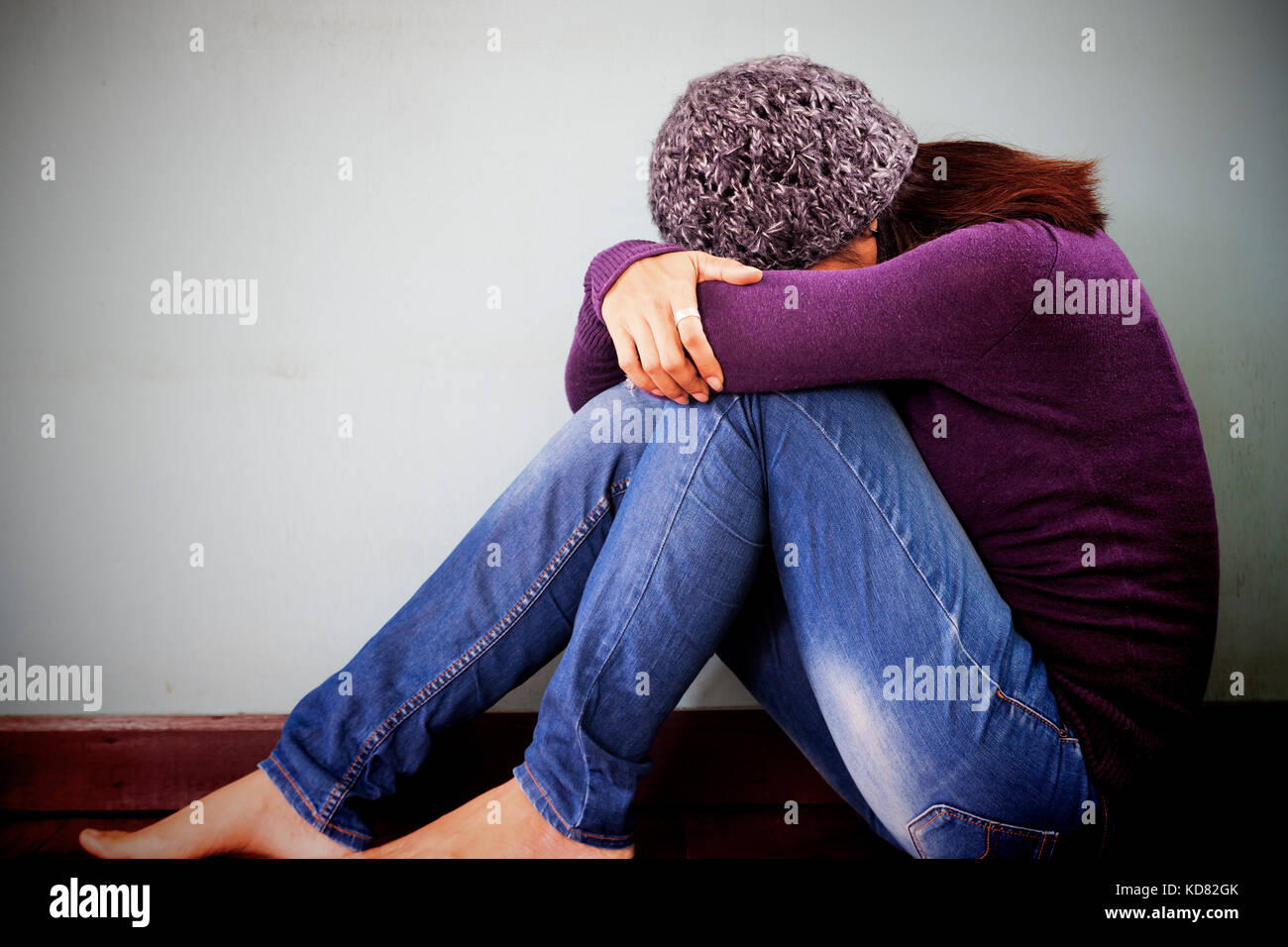 Depression Konzept, traurige Frau schreien und Hug ihre Knie im Zimmer sitzen Stockfoto