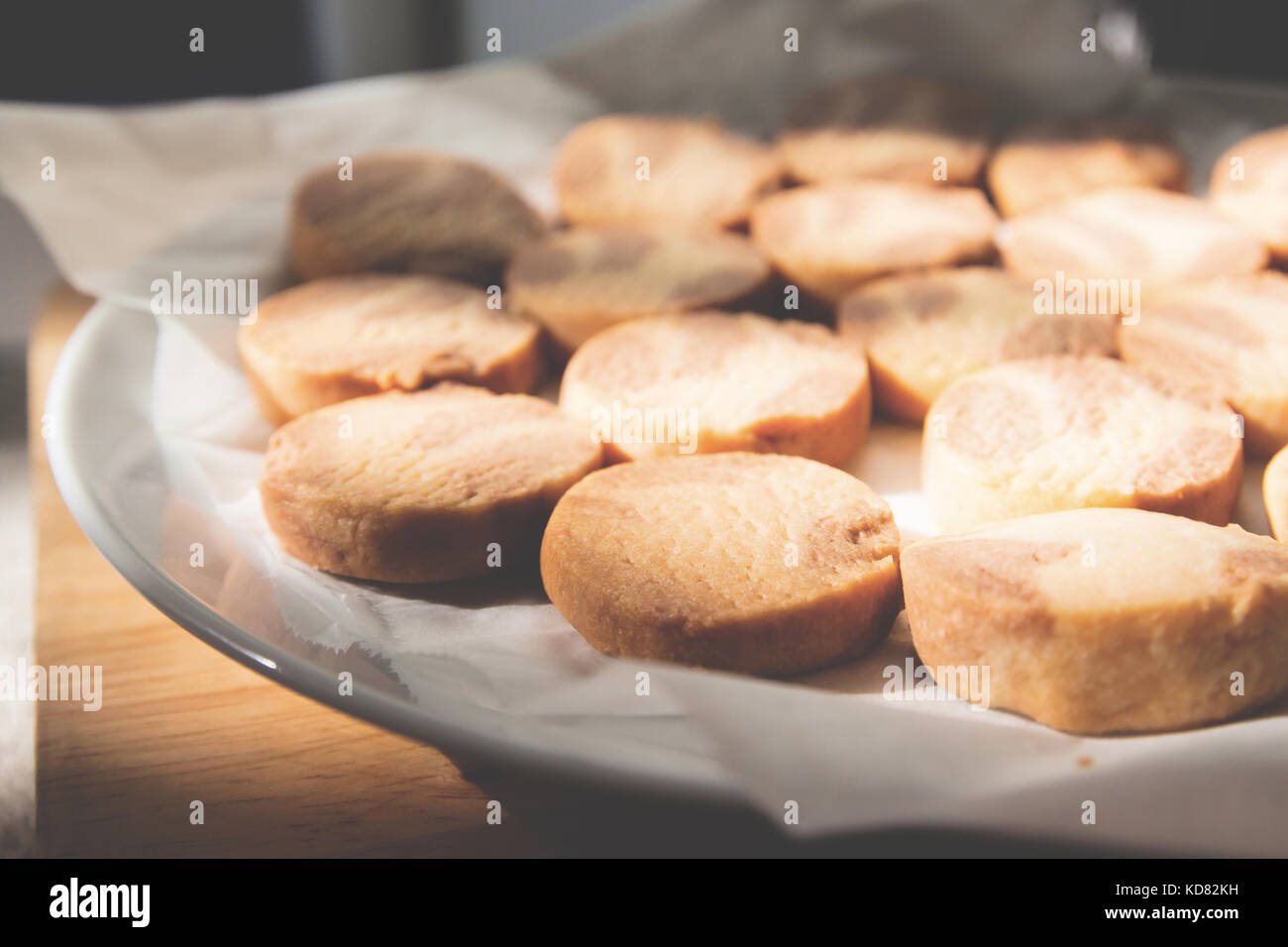 Hausgemachte Cookies auf Platte, selektiven Fokus mit Sonnenlicht Stockfoto