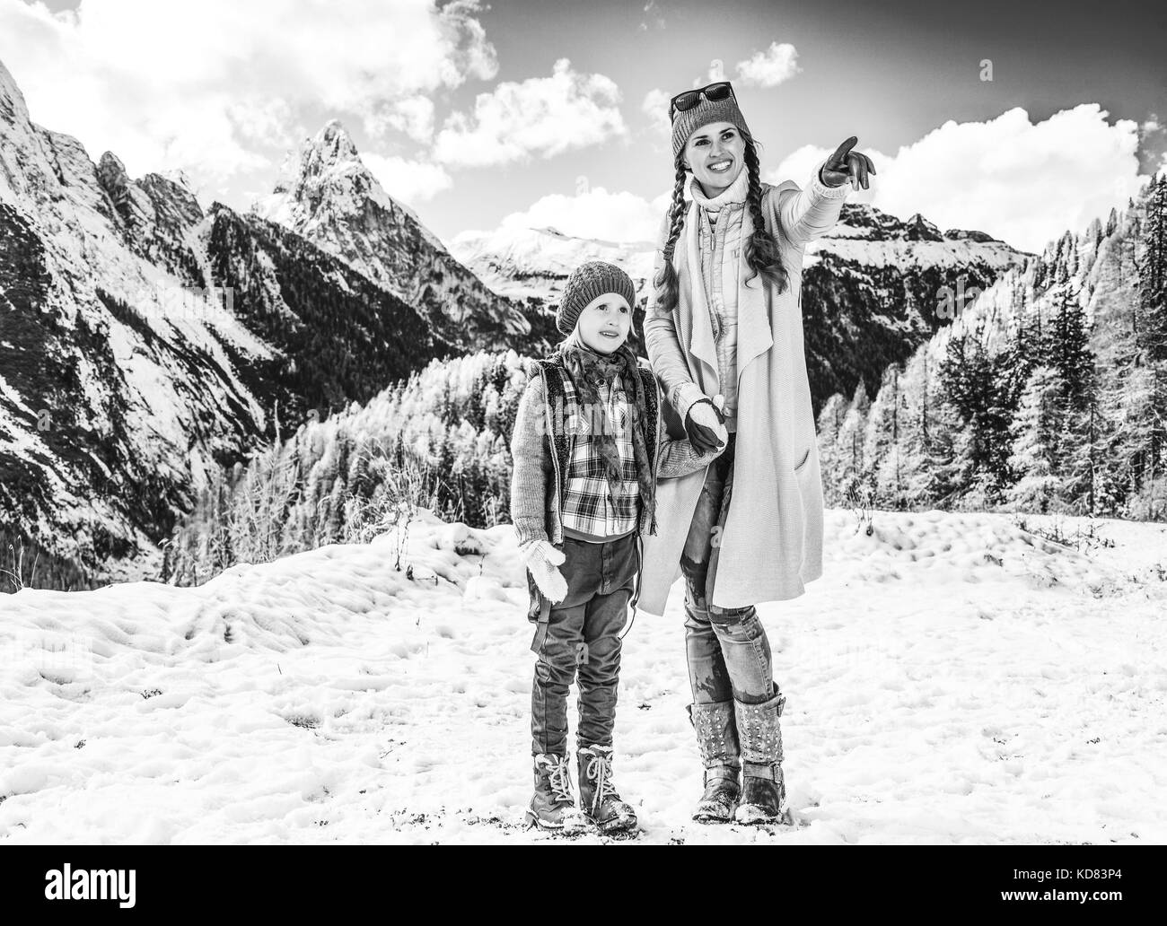 Winter auf höherer Ebene spaß. in voller Länge Porträt des modernen Mutter und Tochter Touristen in Alto Adige, Italien zeigen auf etwas Stockfoto