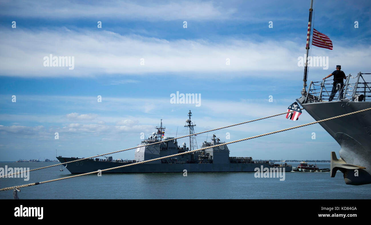 Die geführte-missile Cruiser USS Leyte Gulf (CG55) kehrt in die Naval Station Norfolk Stockfoto