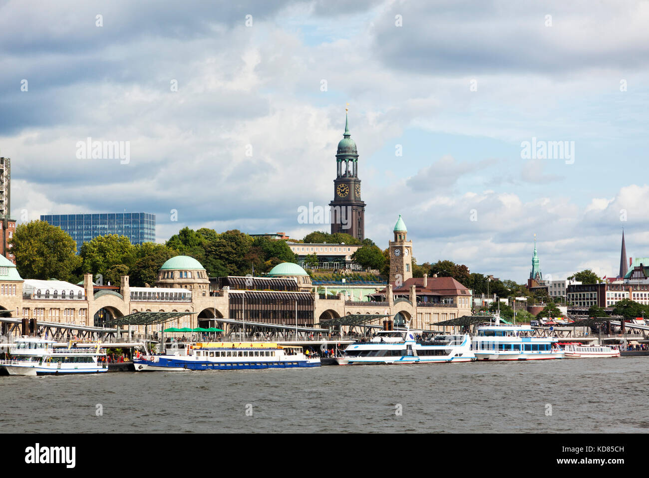 St. Pauli Landungsbrücken, die schwimmenden Pfeiler am Hamburger Hafen und die St. Michaelis Kirche Stockfoto