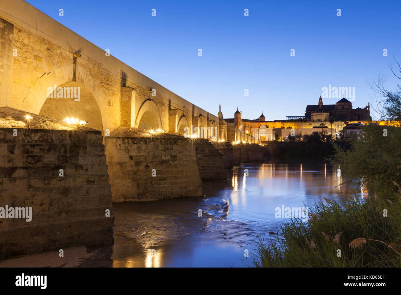 Die römische Brücke von Cordoba an der Bucht Stockfoto