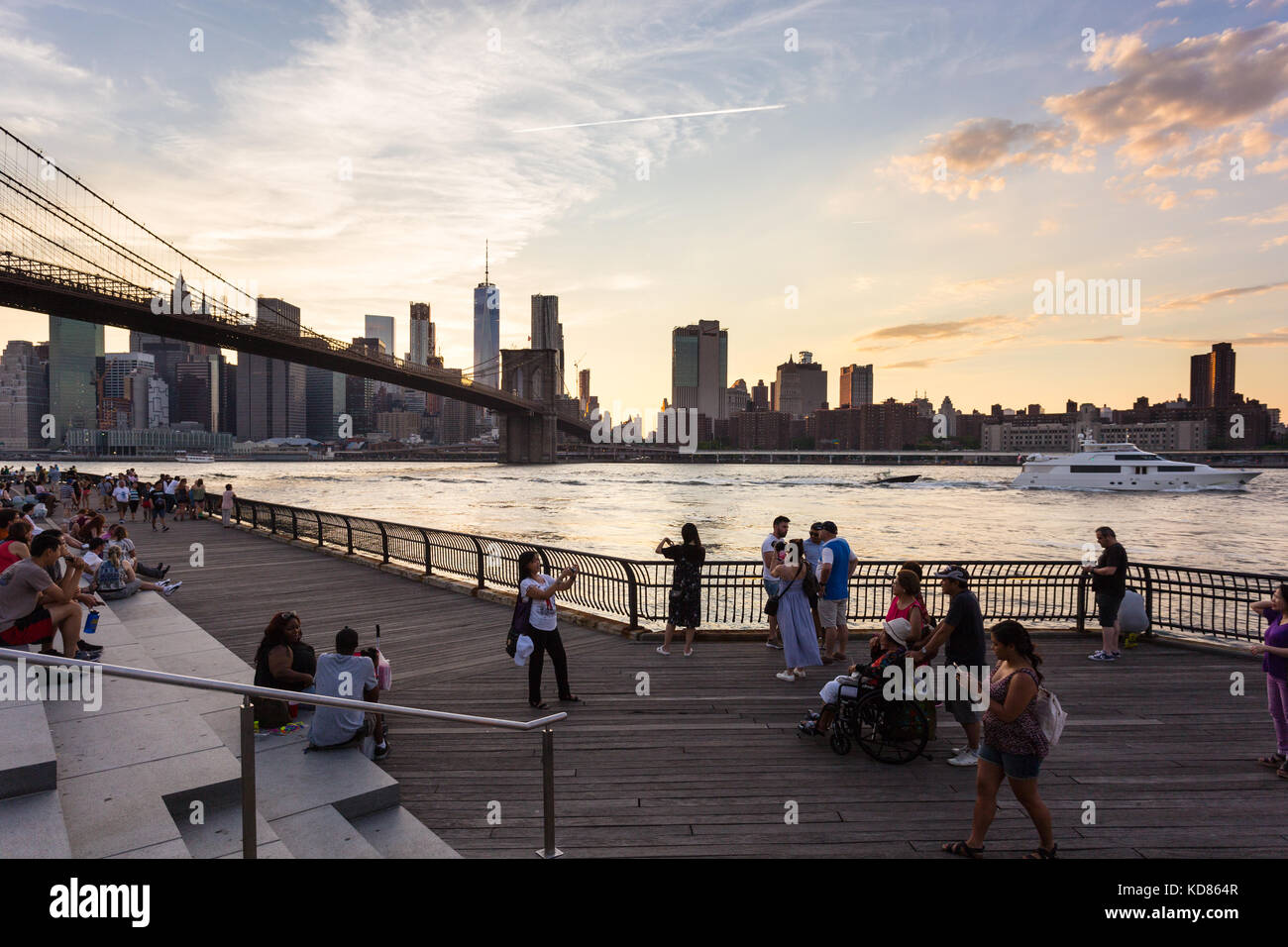 New York City - 3. Juli 2017: Menschen genießen Sie den Sonnenuntergang über dem Manhattan Financial District und dem East River von der Brooklyn Bridge Park in New Yo Stockfoto