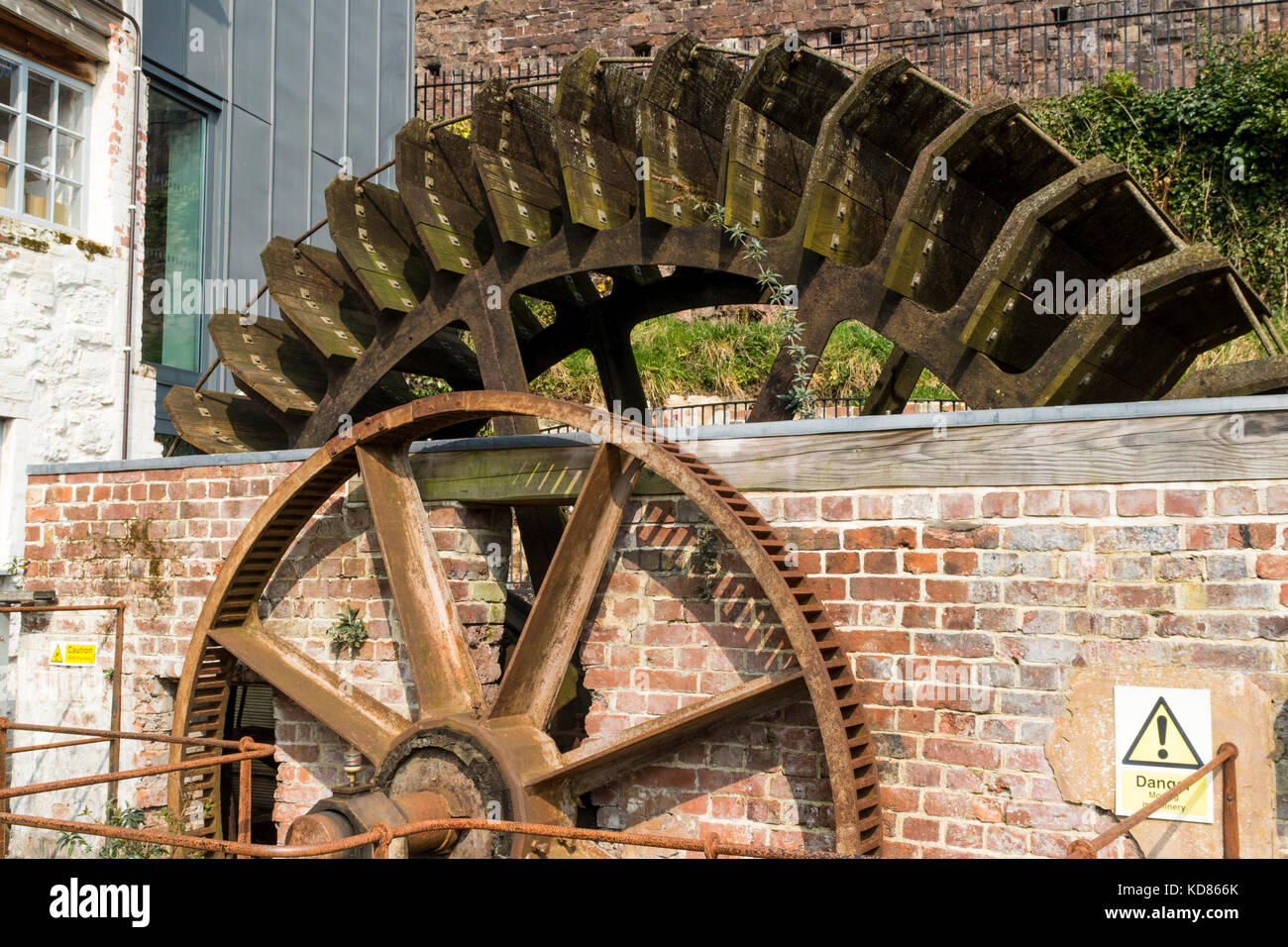 Detail der renovierten Wasser Rad #2 - Devon Wildlife Trust Hauptquartier, cricklepit Mühle, Exeter, Devon. Stockfoto