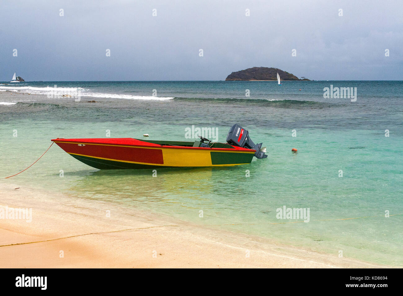 Bunte Motorboot, katholische Insel, Strand und Karibik anzeigen: Salt whistle Bay, Mayreau, Saint Vincent und die Grenadinen. Stockfoto