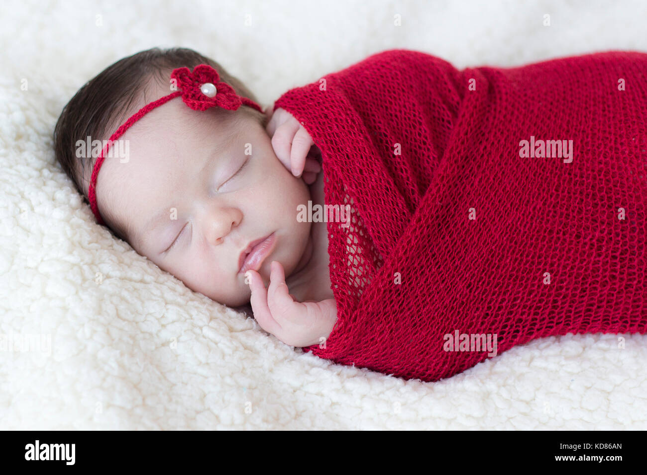Baby Mädchen eingehüllt in eine Decke schlafen Stockfoto