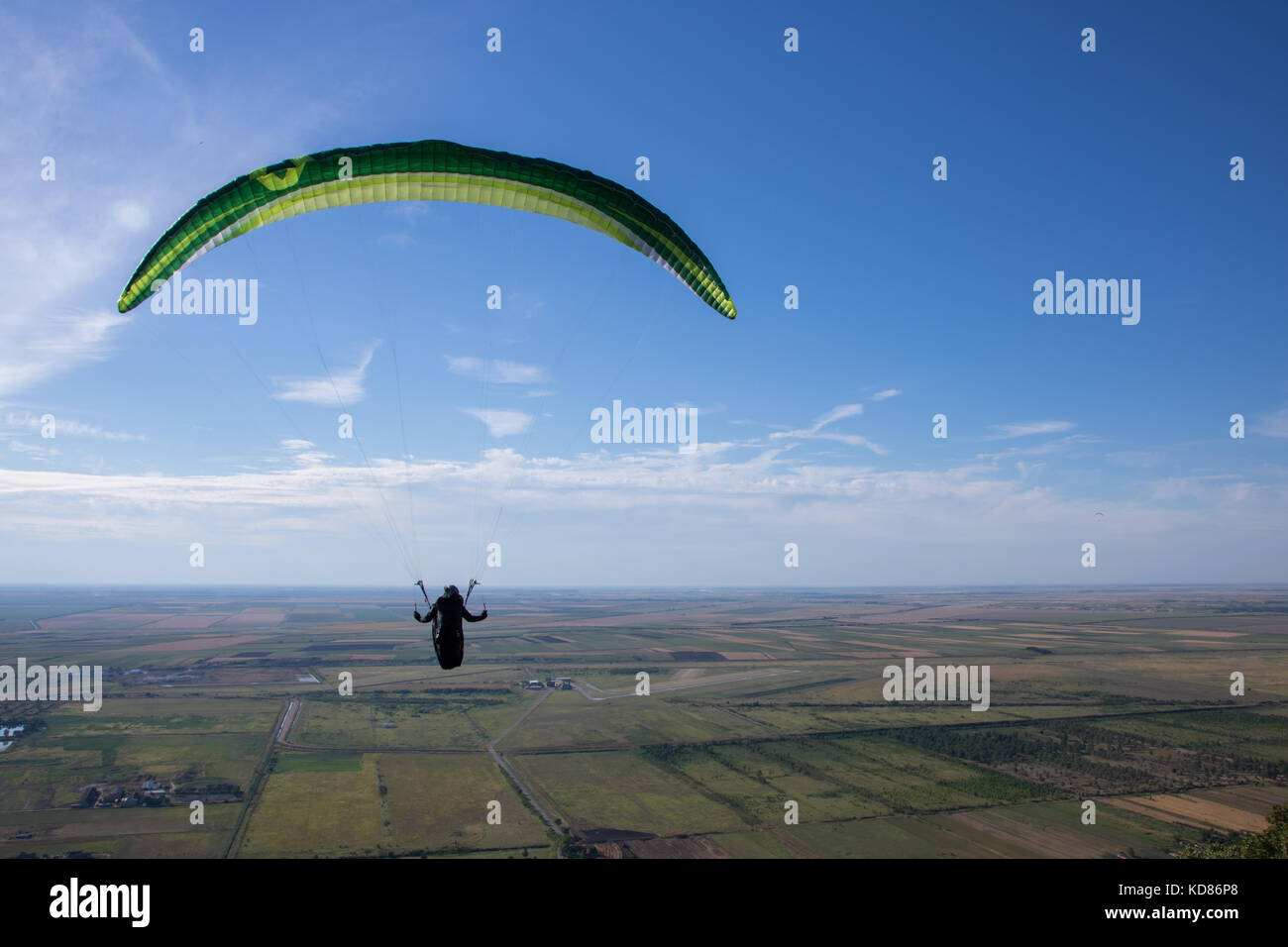 Gleitschirme fliegen Stockfoto