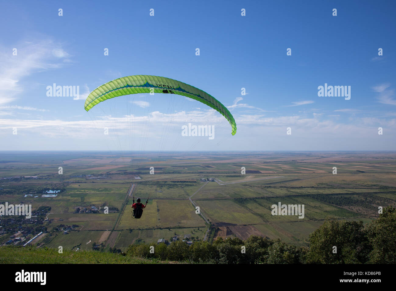 Gleitschirme fliegen Stockfoto