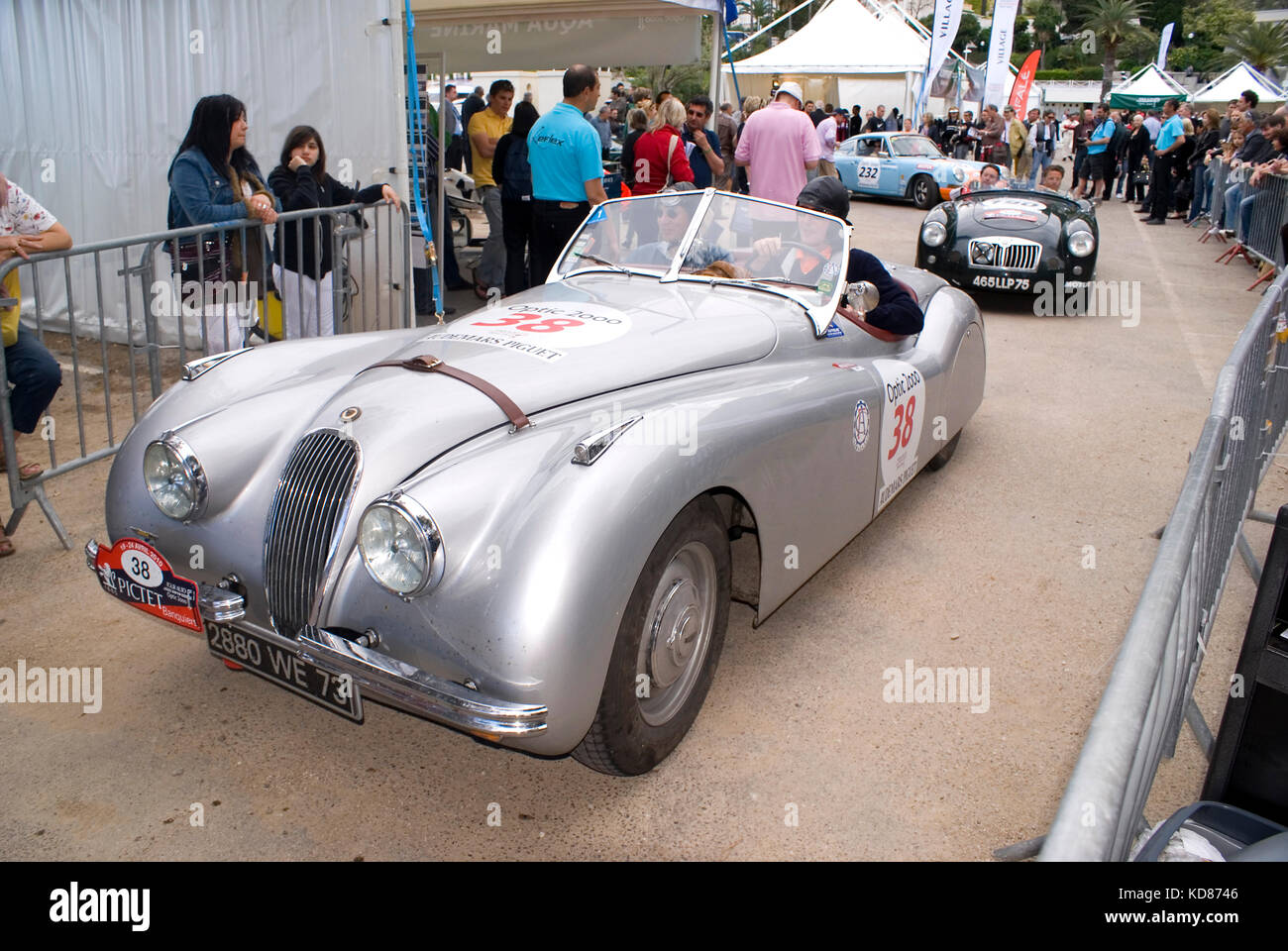 Tour Auto Optic 2000-2012. Jedes Jahr beginnt das Rennen der Oldtimer in Paris und endet an der Azure Coast. Auto : Jaguar XK 120 Roadster 1950 Stockfoto