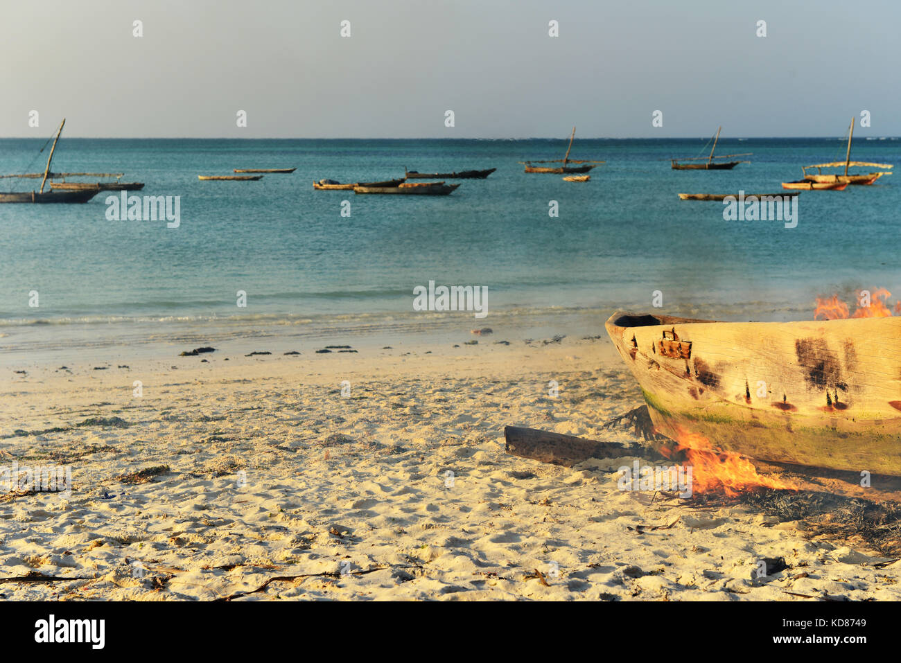 Algen brennen auf einem Boot, um es zu härten, Nungwi, Sansibar, Tansania Stockfoto