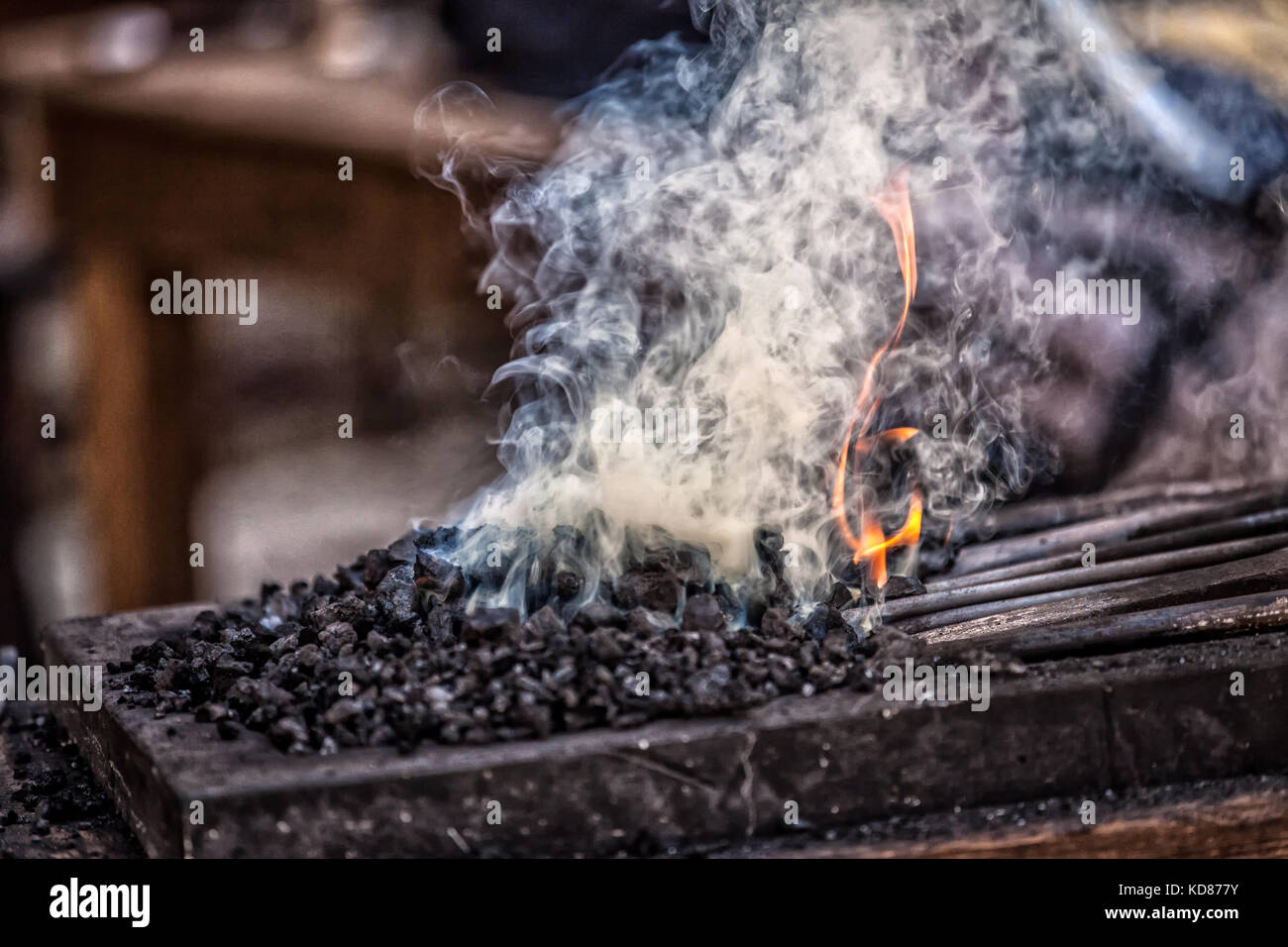 Schmied arbeiten auf Metall auf den Amboss im Detail shot Forge Stockfoto