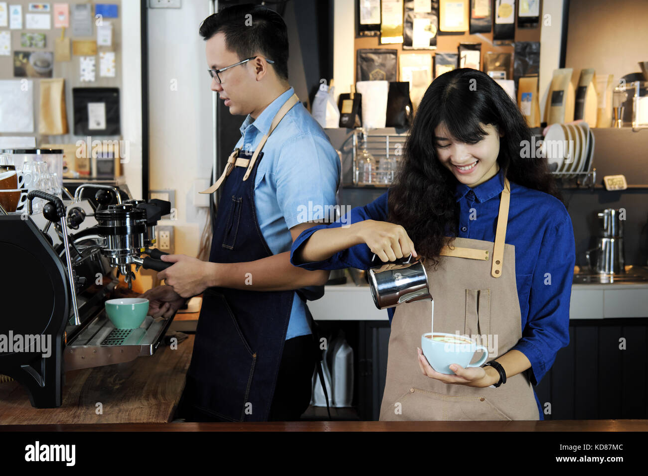 Zwei asiatischer Barista, Latte oder Cappuccino Kaffee in Coffee Shop. Cafe Restaurant Service, Inhaber kleiner Unternehmen, die Lebensmittel- und Getränkeindustrie. Stockfoto