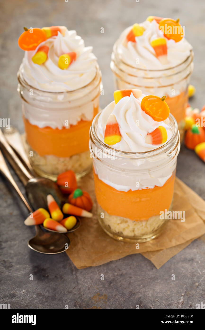 Halloween Dessert im Glas geschichtet Süßigkeitmais Parfait Stockfotografie  - Alamy