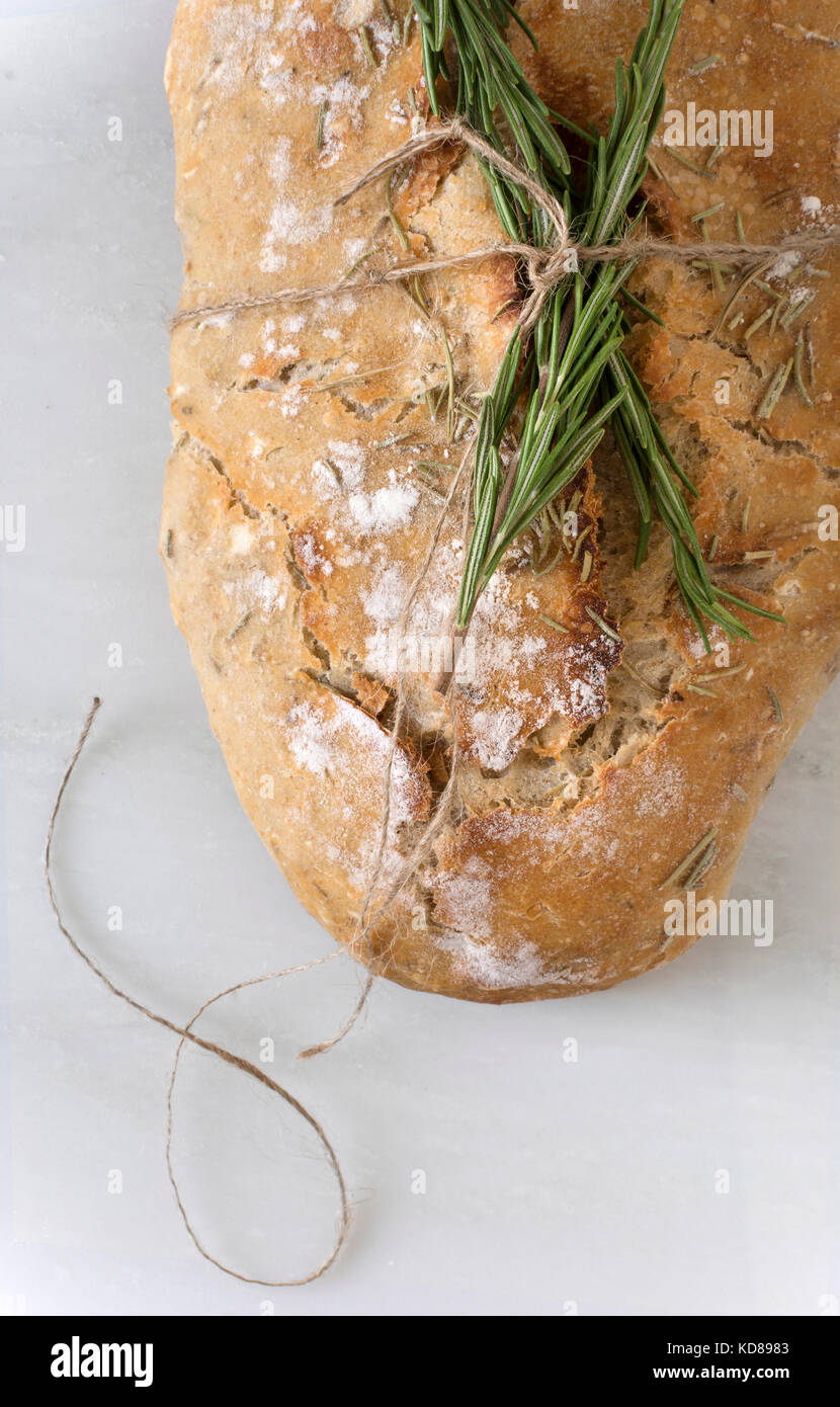 Detail Aufnahme von frischem, artisinal laof Rosmarin Brot mit großen ...