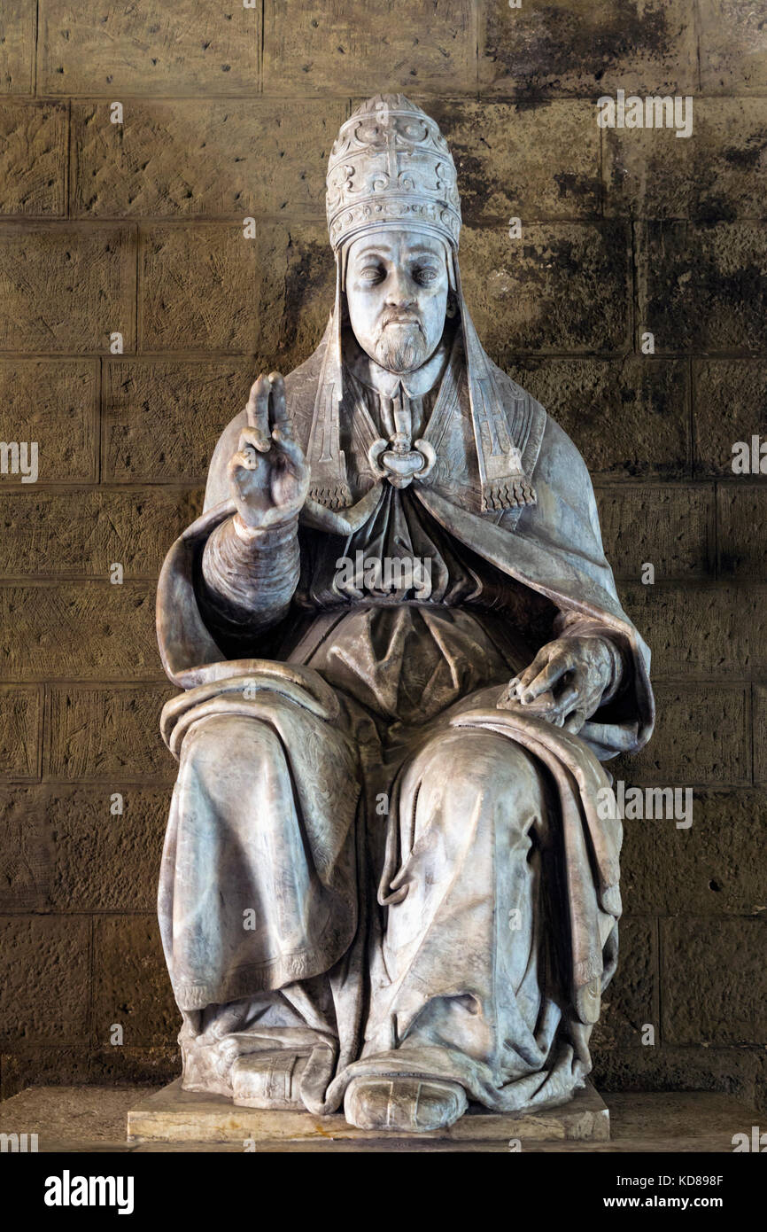 Siena, Provinz Siena, Toskana, Italien. Statue von Papst Julius III. (1487-1555) von Bildhauer fulvio Signorini (1563-nach 1609) in den Chigi Saracini pal Stockfoto