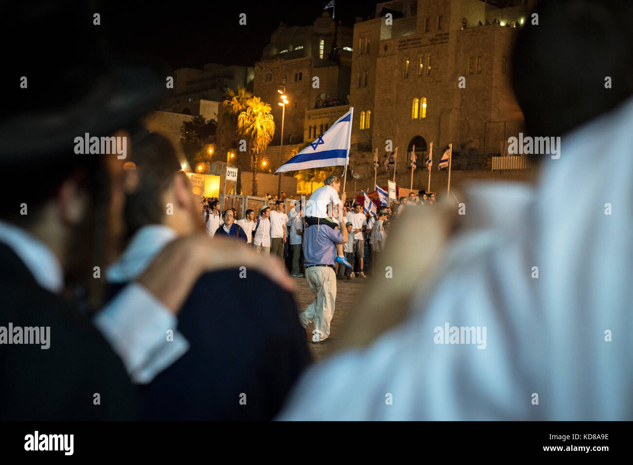 le 28/05/2014, jour de Yom Yerushalayim à Jerusalem la foule se réunit devant le mur des klamations. An der Waillerwand feiern die Menschen diesen Tag Stockfoto