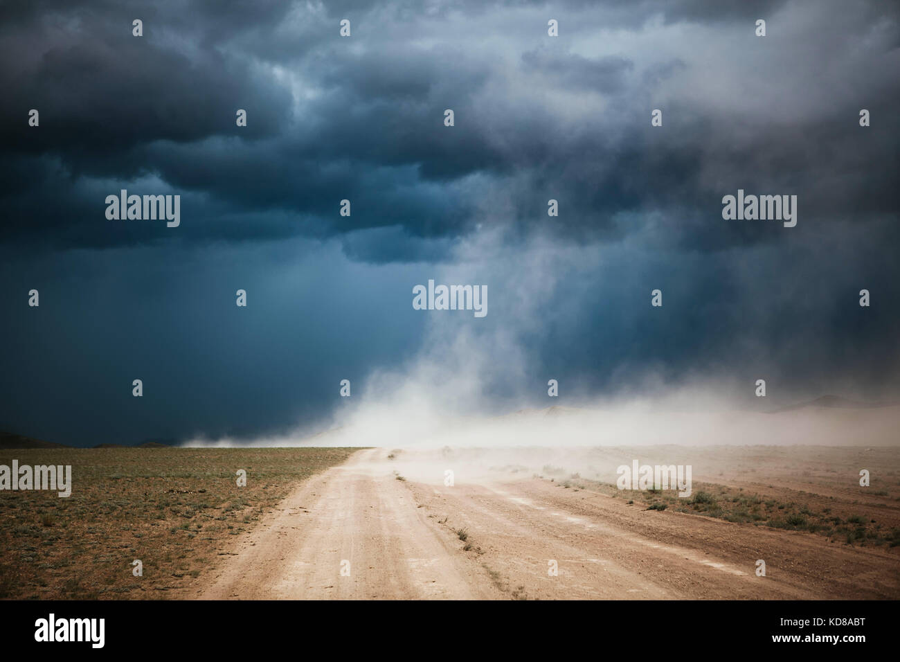 Staubsturm auf einer unbefestigten Straße, Ulgii, Mongolei Stockfoto