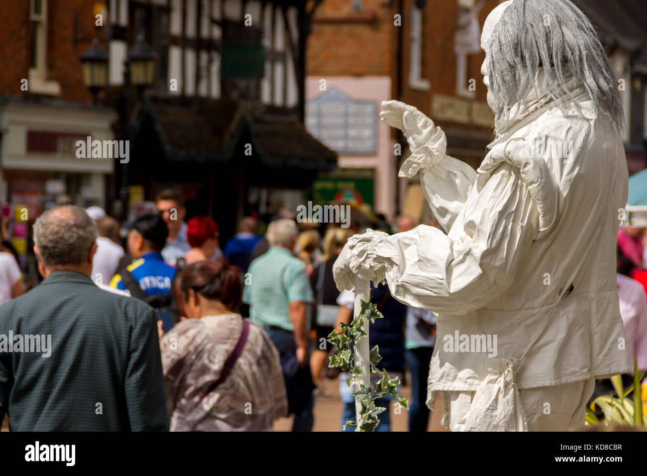 Street Artist/lebende Statue, als der Geist von William Shakespeare für Durchreisende, Henley Street, Stratford-upon-Avon, England, Großbritannien Stockfoto