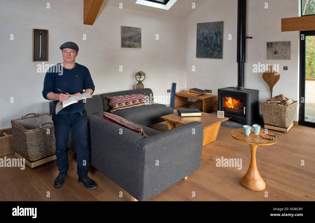 Möbelhersteller James Verner an seinem Haus in Dorset. Stockfoto