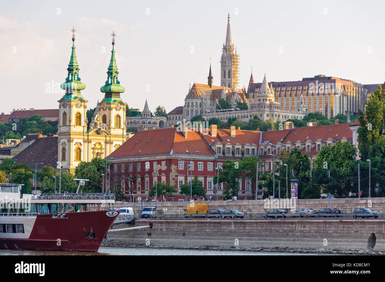 St. Anna Kirche auf Batthyany Square und Matthias Kirche auf dem Burgberg - Budapest, Ungarn Stockfoto