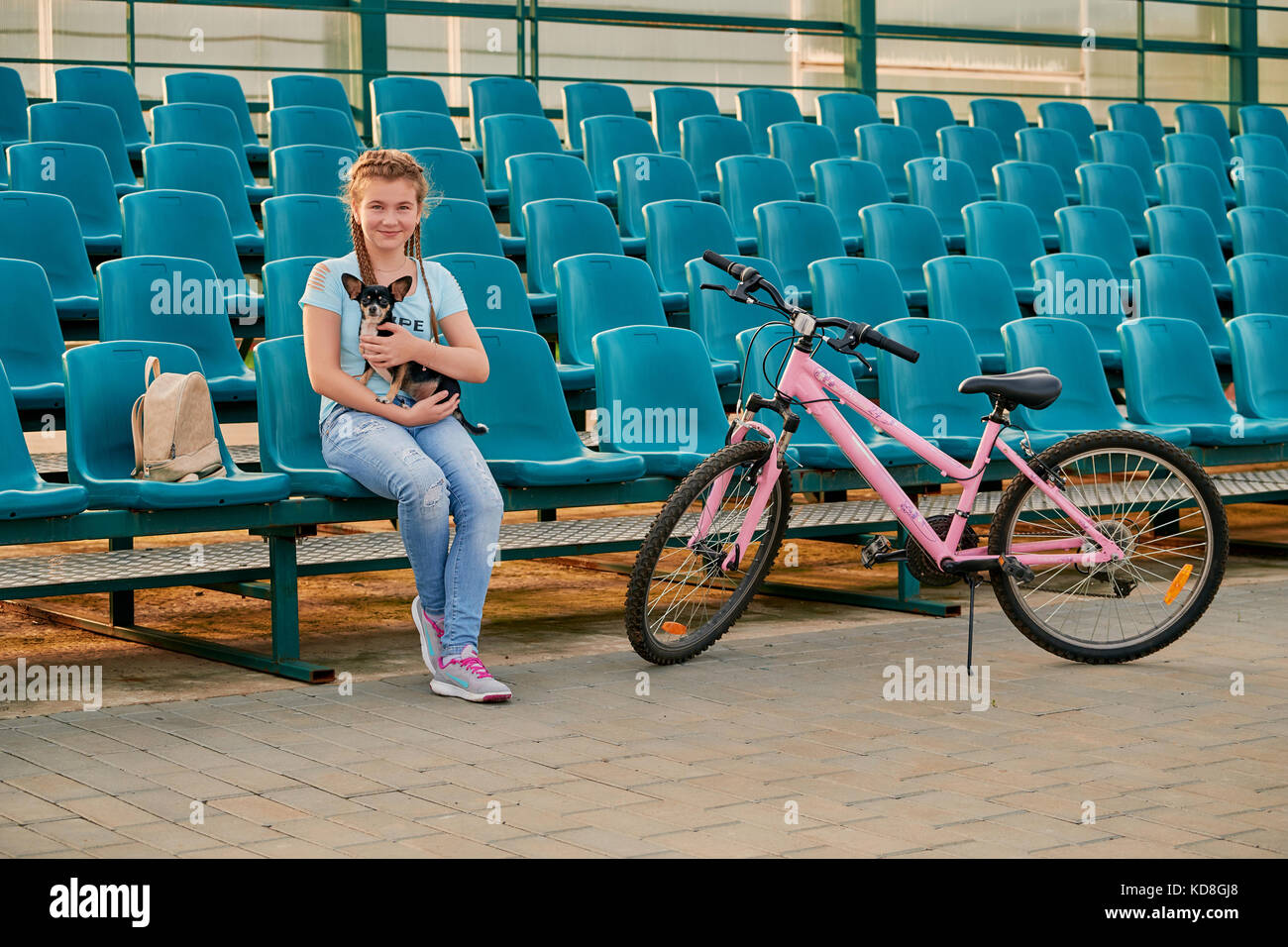 Sport Kind mit dem Fahrrad posieren. Mädchen auf die Sitze des Stadions. Stockfoto