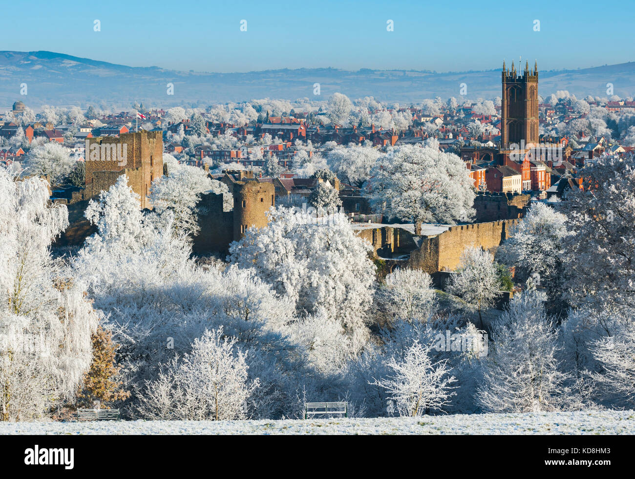 Ludlow Castle und St Laurence's Kirche bedeckt im Rauhreif von Whitcliffe, Shropshire, England, UK gesehen Stockfoto