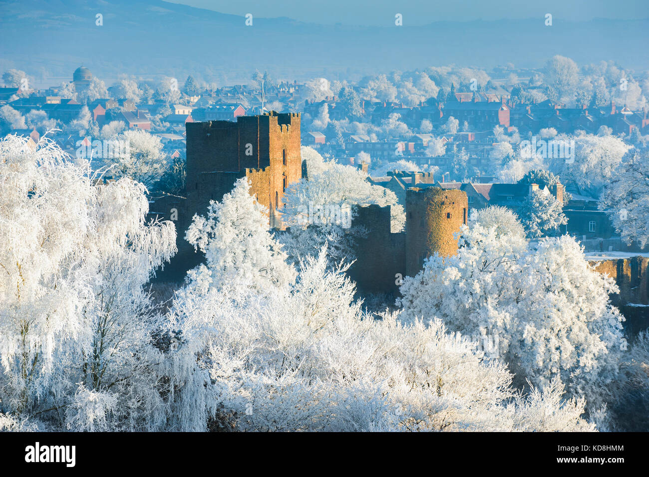 Ludlow Castle durch Raureif im Winter, Shropshire, England umgeben, Großbritannien Stockfoto