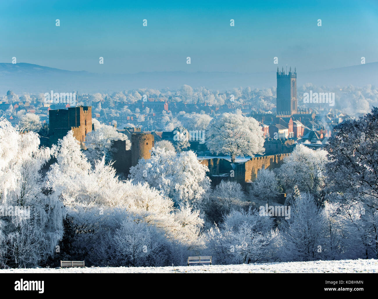 Ludlow Castle und St Laurence's Kirche bedeckt im Rauhreif von Whitcliffe, Shropshire, England, UK gesehen Stockfoto