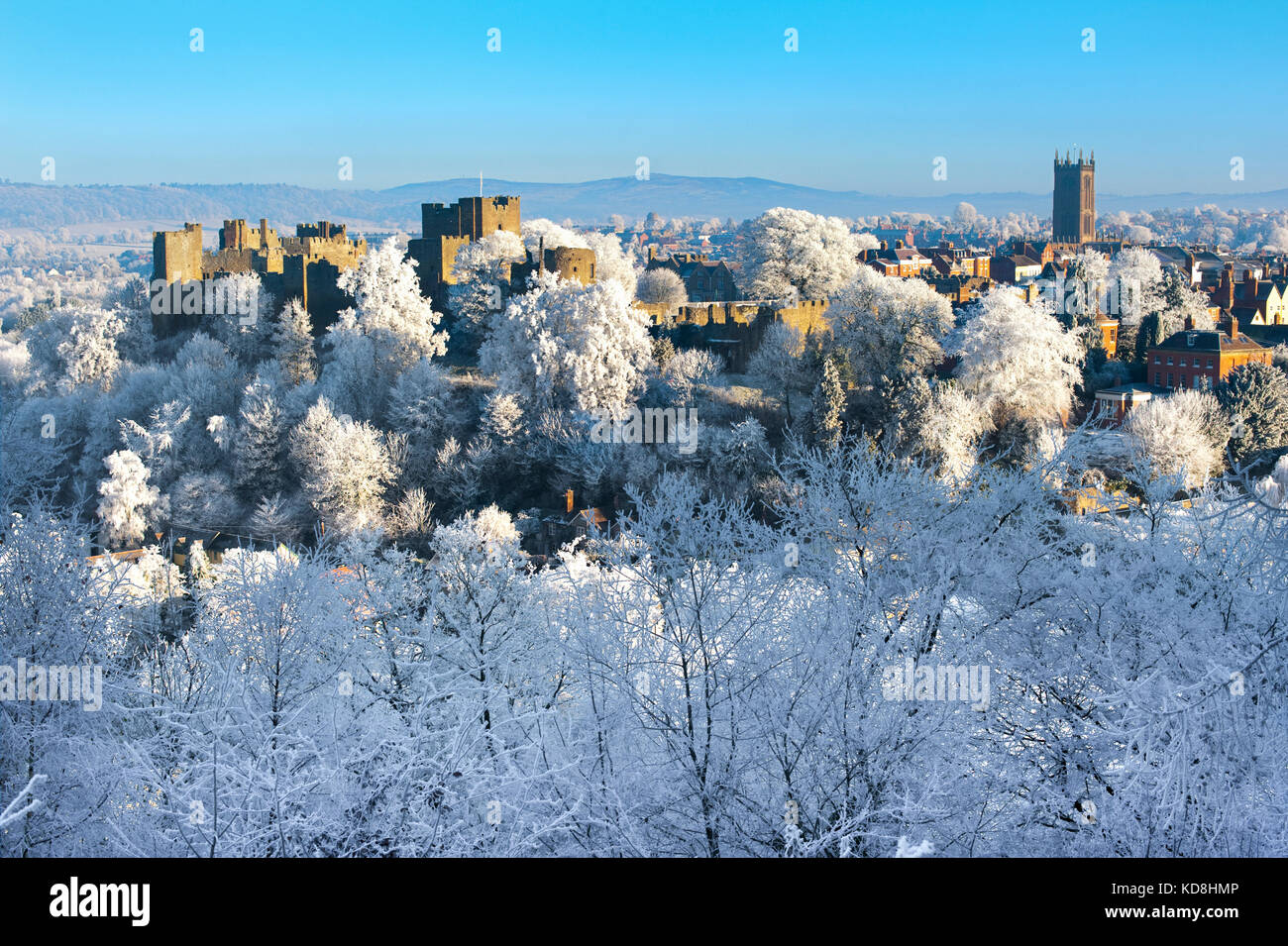Ludlow Castle und St Laurence's Kirche bedeckt im Rauhreif von Whitcliffe, Shropshire, England, UK gesehen Stockfoto