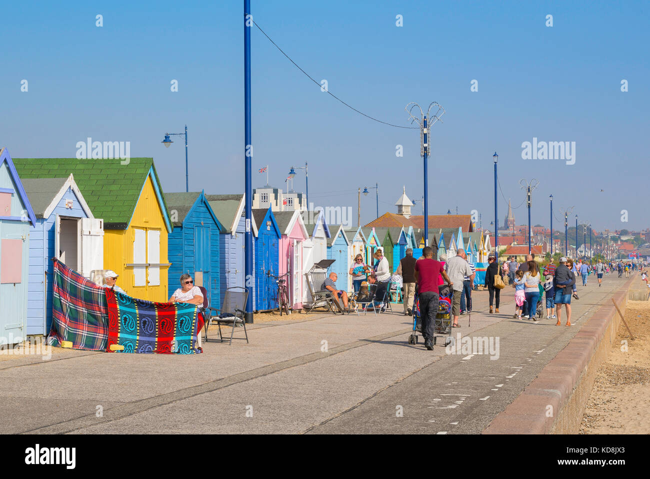 Felixstowe Suffolk Strand, Blick auf den Strand Hütten entlang der Küste von Felixstowe an einem Sommernachmittag, Suffolk UK. Stockfoto