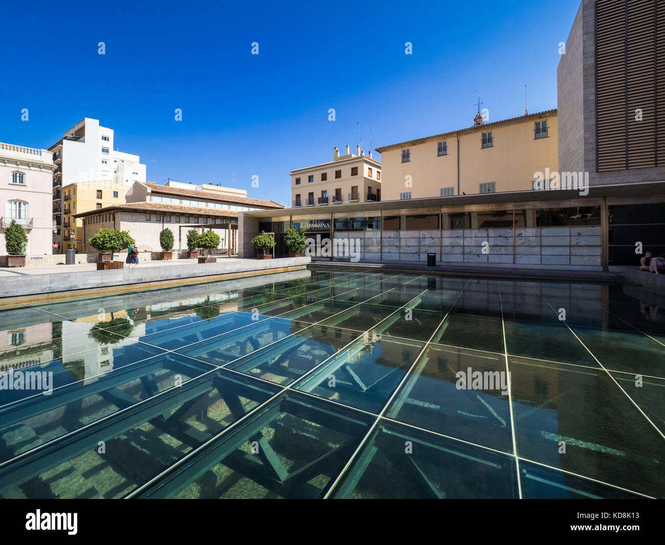 Museum Almoina Valencia - MUSEO DE LA ALMOINA - Archäologisches Museum Römer, Westgoten und muslimischen Artefakte und Gebäude - Wasser bedeckt Glasdach Stockfoto