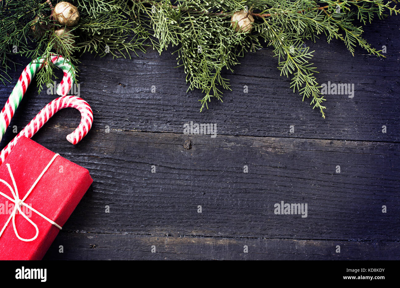 Weihnachten Geschenke und Süßigkeiten-Stock auf den Tisch. straffende Wirkung Stockfoto