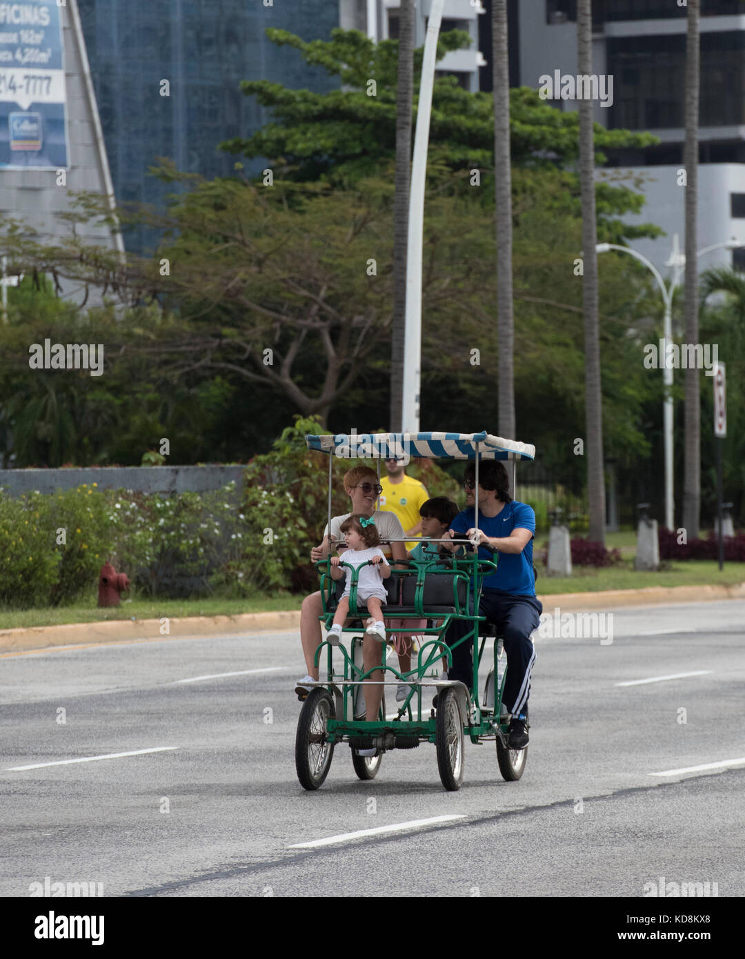 Familie auf einem Allradantrieb Radverkehr freien Bereich am Sonntag in Panama City Stockfoto