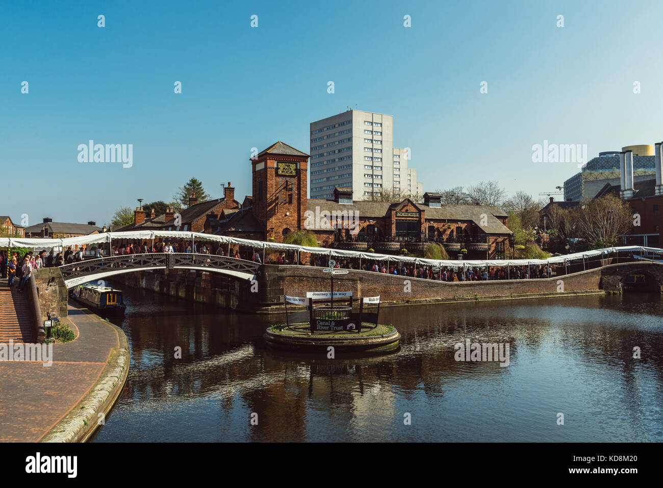 Ein Kreisverkehr an einem Kanal in Birmingham mit Blick auf ein traditionelles britisches Pub Stockfoto