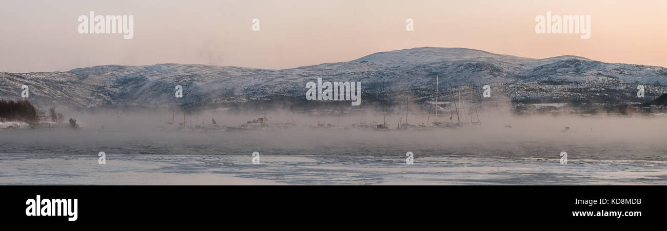 Kalter Nebel kleines Boot Hafen in Alta Nordnorwegen, Panoramic Image Stockfoto