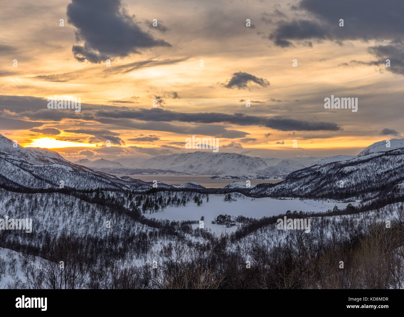 Kviby Tal im Norden von Norwegen in der Mitte der Winter mit gelben Wolken Stockfoto