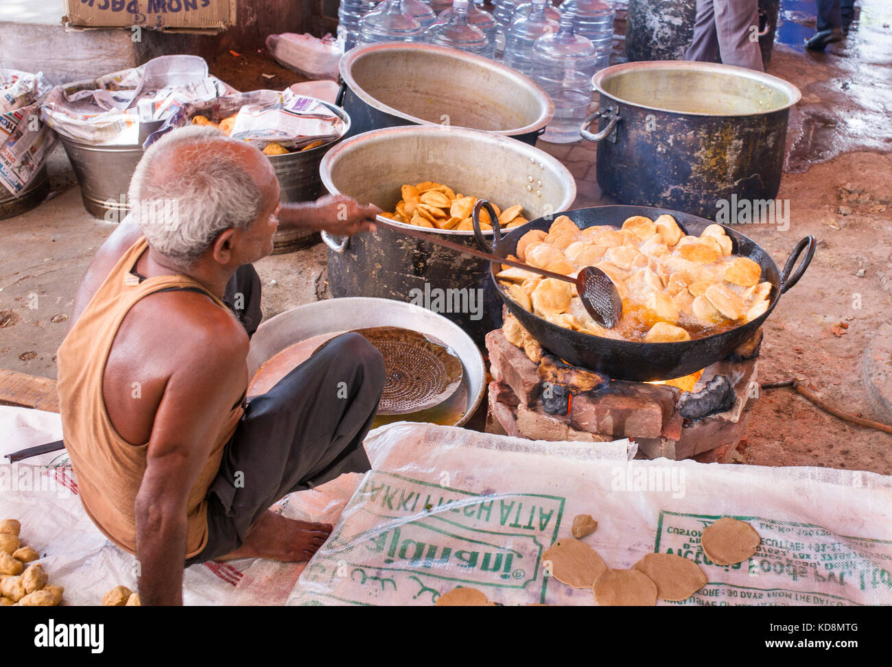 Indischer Mann, der gebratenes Brot kocht. Neu-Delhi, Indien Stockfoto