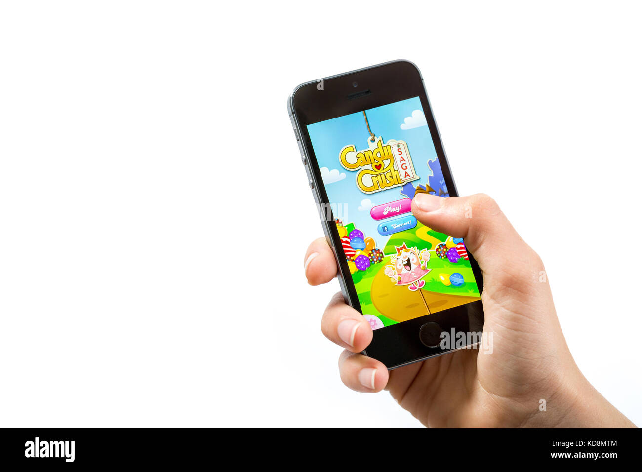 Ein Kind, das Candy Crush App auf einem Mobiltelefon Stockfoto